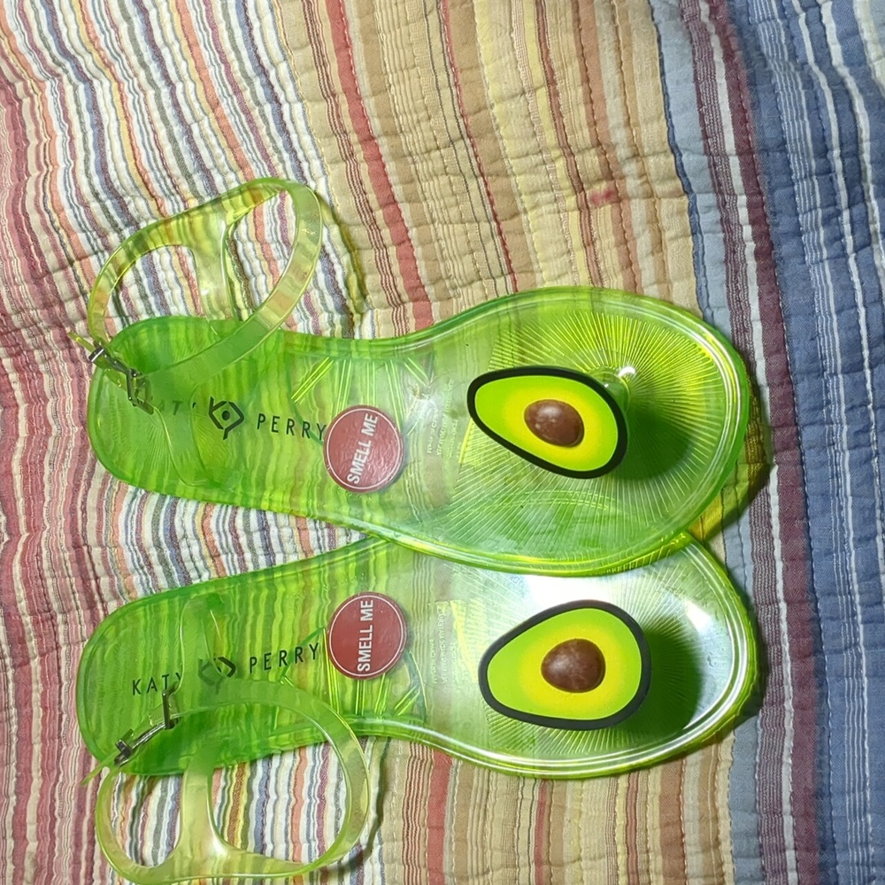 I'm selling because I never wore them